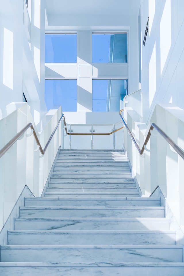 bílé schody